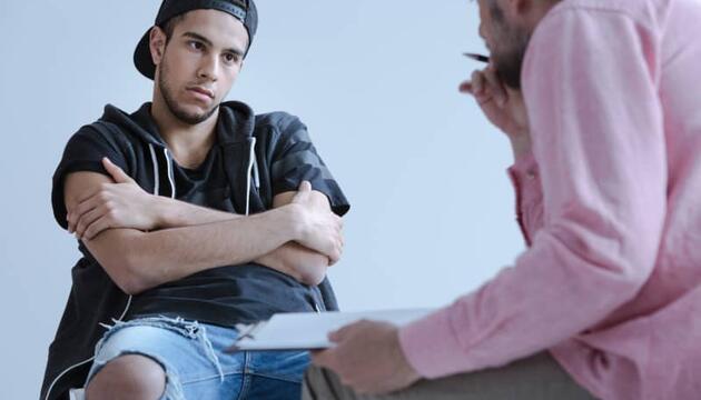 adolescentes agresivos durante una reunión individual con un psicoterapeuta