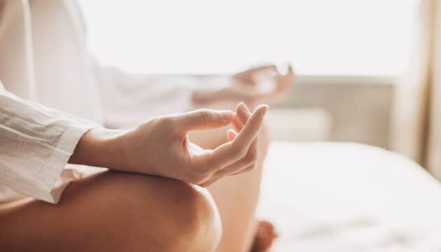 mujer practicando meditación y mindfulness